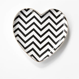 Plato de cerámica en forma de corazón.